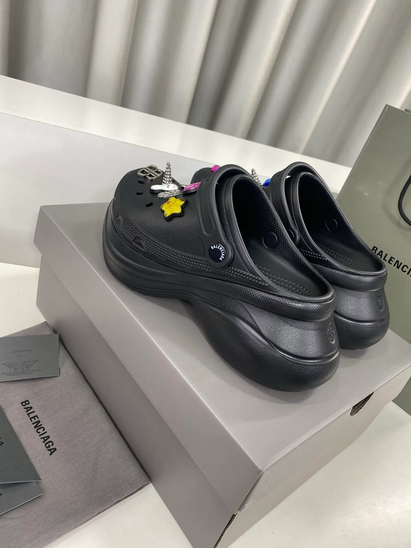 💕💕Factory direct selling price p560💕💕 Men’s and women’s Balenciaga x Crocs co-branded Crocs‼ ️ Balenciaga x Crocs' latest spring and summer couple's Crocs, a new dark horse item for spring 25, fashion bloggers at home and abroad have put on foot shows, popular on social platforms at home and abroad, fashionistas must buy, various Balenciaga element hardware buckle DIY highly brand-recognizable, heavy investment in mold making, ingenious craftsmanship, accurate restoration of every detail, original molded EVA rubber and plastic one-piece outsole, super light on the foot, 6cm outsole height, a proper heightening artifact Original complete package Size: 35-45
